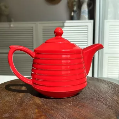 Théière rouge avec relief